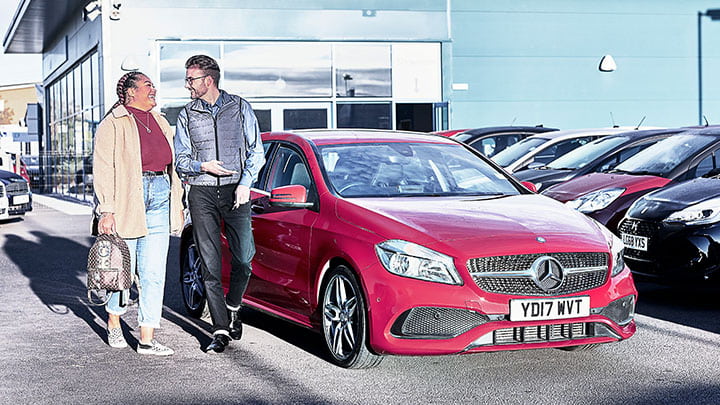 Customer with car and Personal Advisor